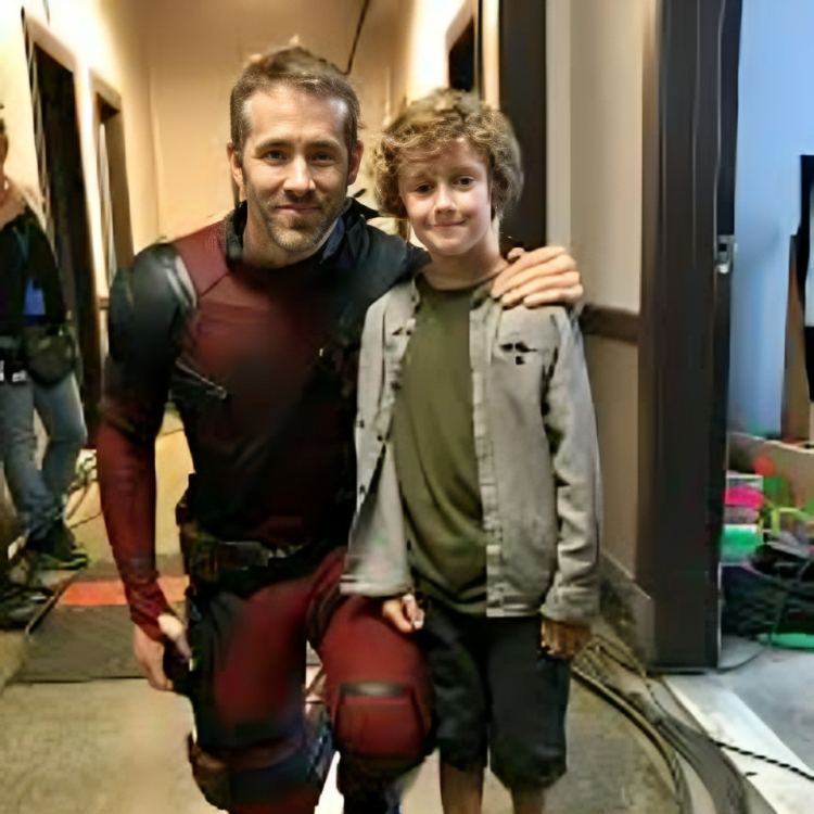 Luke Roessler with Ryan Reynolds during the shoting of Deadpool 2.